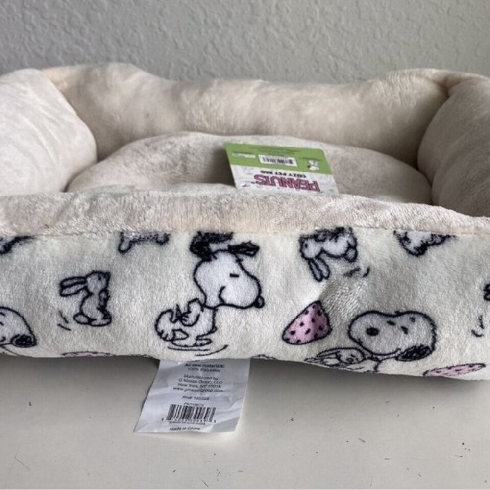 Peanuts Snoopy Easter cat or dog bed